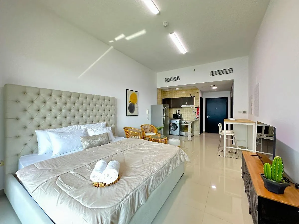 Luxury Studio W/ Boho Design And Balcony For 4 Pax Dubai Apartment