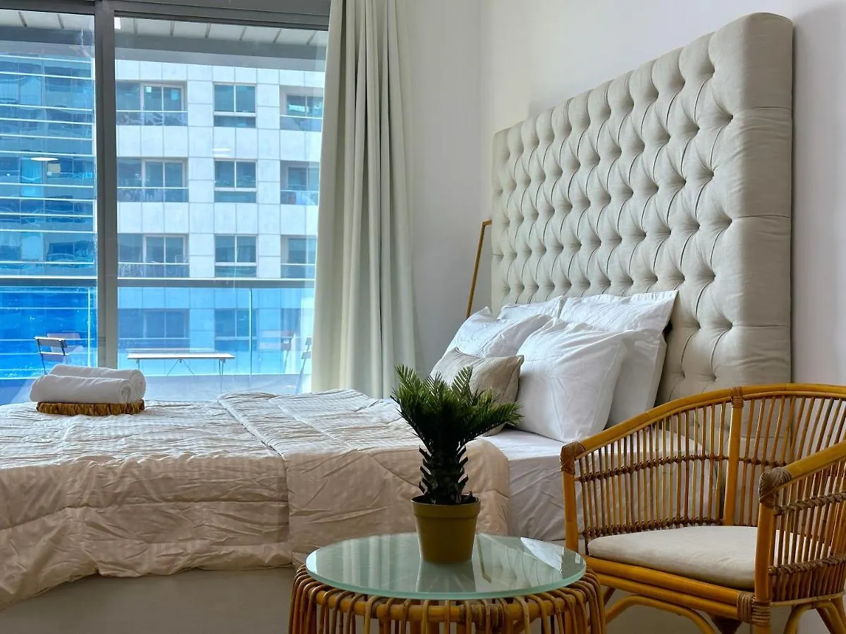 Luxury Studio W/ Boho Design And Balcony For 4 Pax Dubai Apartment